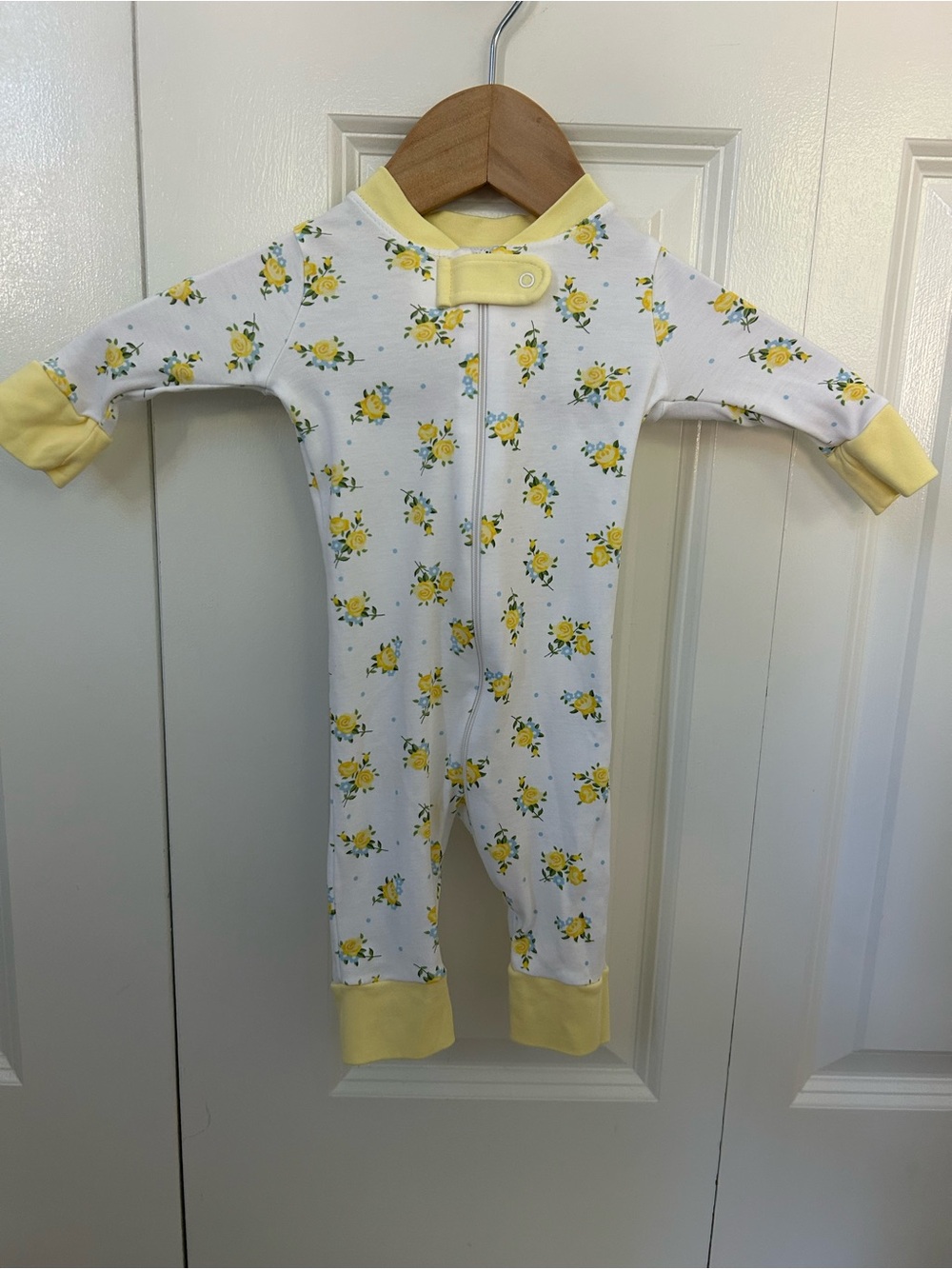 Magnolia Baby 6 month white and yellow Floral Zip-Front Baby Footless Sleeper